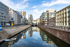 904044 Gezicht op de opnieuw aangelegde Stadsbuitengracht te Utrecht, vanaf de Marga Klompébrug, met links de ...